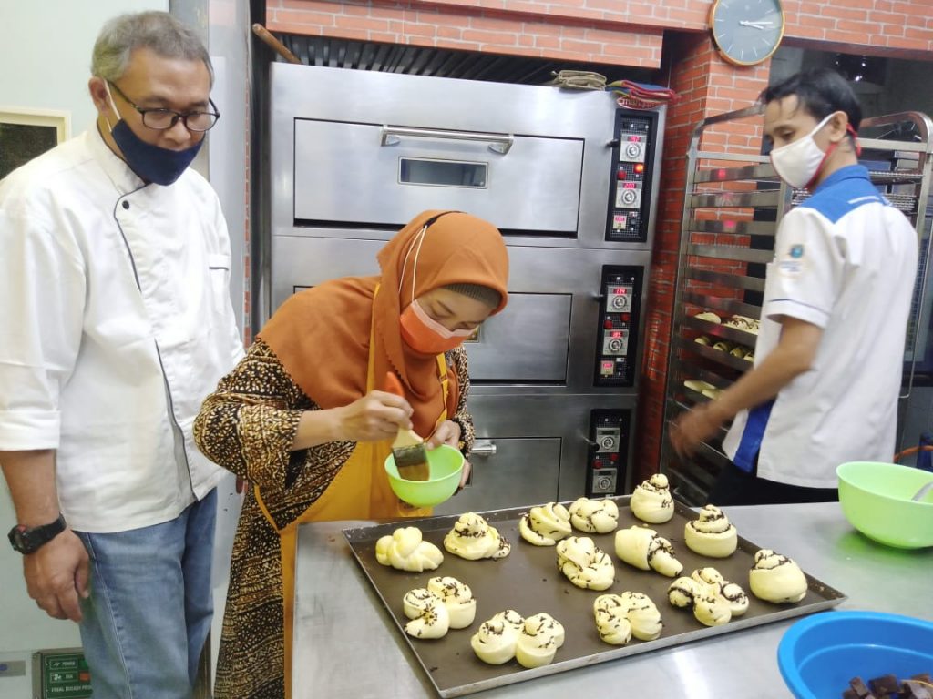 PD Aisyiyah Sidoarjo melakukan Program Sekolah Wirausaha Aisyiyah (SWA) dengan pelatihan memasak (Amri Husniati/PWMU.CO)