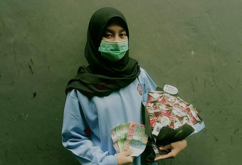 Alumni SMP Muhammadiyah 7 Surabaya belajar berbisnis di masa pandemi berupa produk hampers dan bucket snack dan bunga yang ditawarkan ke beberapa konsumen secara online.