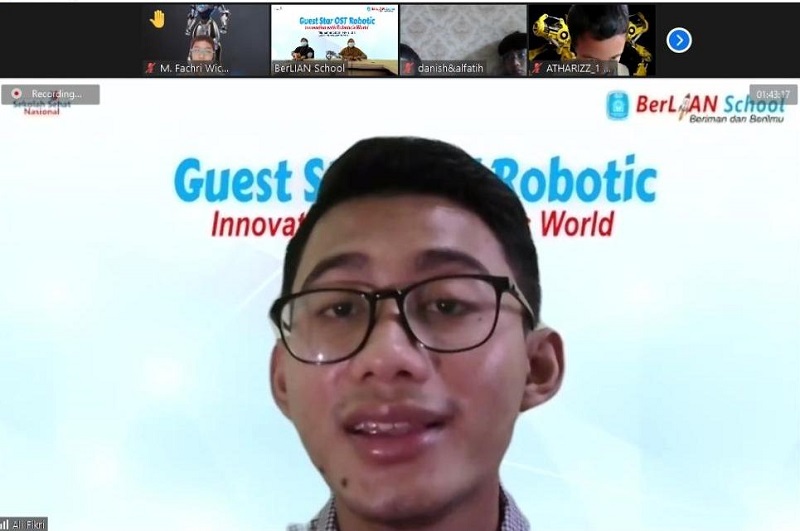 Tiga hal siswa bisa ahli membuat robot yaitu menekuni mata pelajaran matematika, fisika, dan bahasa Inggris. Inilah yang dijelaskan Muhammad Ali Fikri ST dalam acara OST (Olaraga, Seni, dan Teknologi) secara daring di SD Muhammadiyah 2 GKB (Berlian School), Jumat (5/2/21).