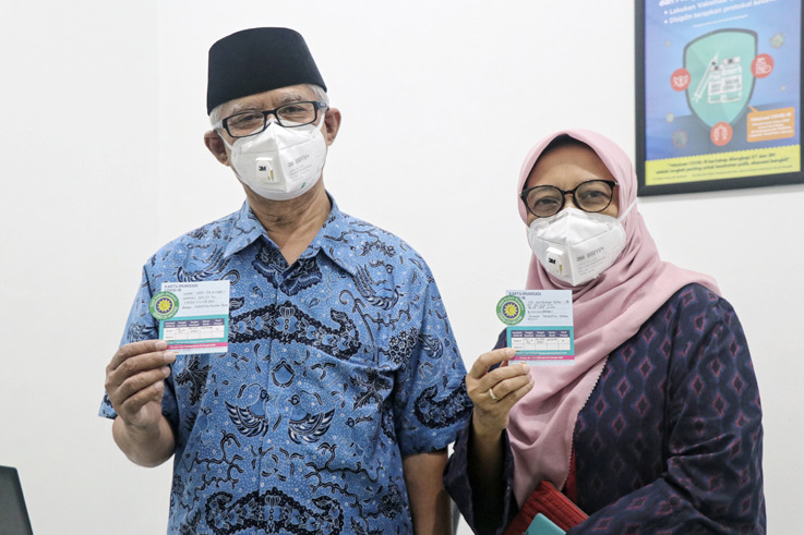 Haedar Nashir dan Noordjannah Ikuti Vaksinasi Covid-19 Rumah Sakit PKU Muhammadiyah, Yogyakarta, Rabu (3/3/2021). Haedar: ini sebagai ikhtiar.