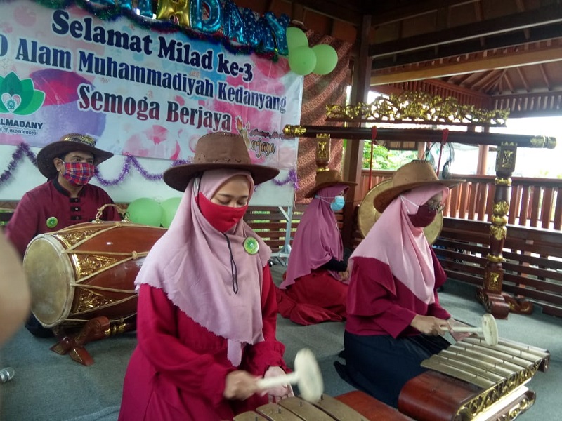 SD Almadani siap menjadi tanah yang subur buat perkembangan siswa disampaikan Hilmi Azis SAg MPdI pengurus Pimpinan Ranting Muhammadiyah (PRM) Kedanyang Kebomas Gresik, Sabtu (27/3/21).