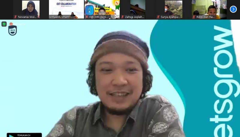 Noe Letto menceritakan awal bermain musik dalam Simponi Cinta Indonesia pada siswa Muhammadiyah GKB (Mugeb) secara virtual, Selasa (9/3/21).