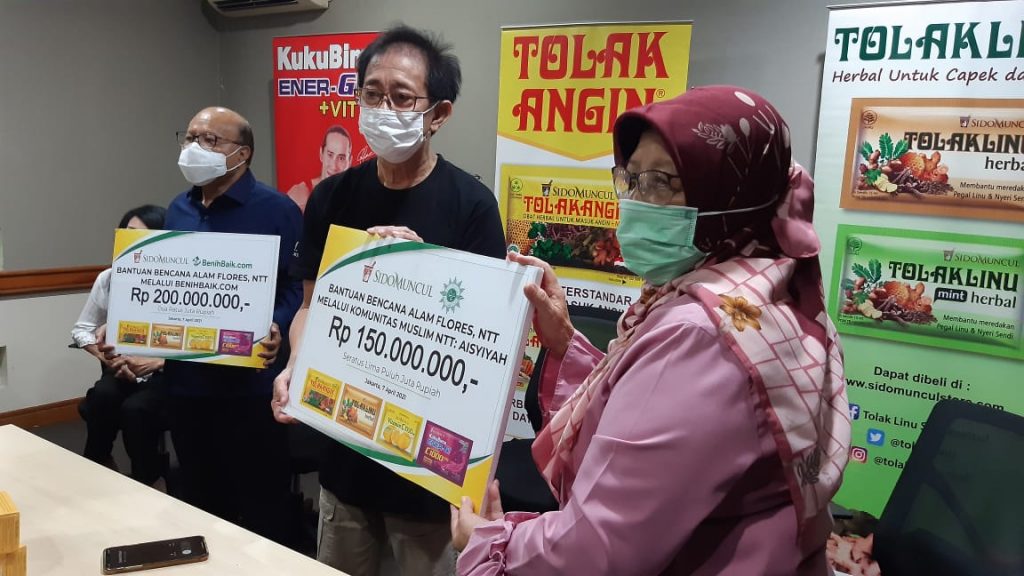 PT Industri Jamu dan Farmasi Sido Muncul Tbk sumbangkan bantuan untuk penanganan bencana di NTT melalui Aisyiyah (Dzikrina Farah Adiba/PWMU.CO)