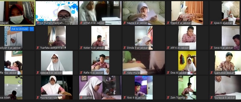 Wali Kelas SD Muhammadiyah 3 Ikrom Wage Sidoarjo memantau siswa saat menjalani ujian sekolah Ismuba melalui zoom, Kamis (1/4/21).