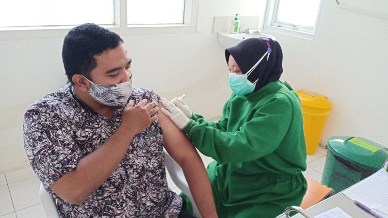 Guru SMA Muhammadiyah 1 Taman (Smamita) Sidoarjo menjalani vaksinasi covid di Rumah Sakit Ibu dan Anak Soerya Taman Sidoarjo, Selasa (30/3/21).