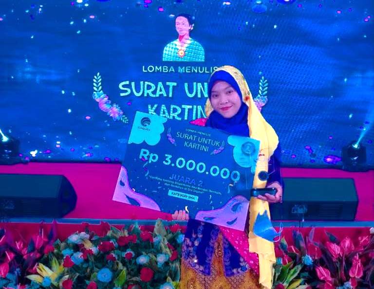 Kartini milenial Smamio, Nabila Eka Agustin, torehkan prestasi nasional dalam ajang Lomba Menulis Kartini Kominfo RI, Rabu (21/4/21).