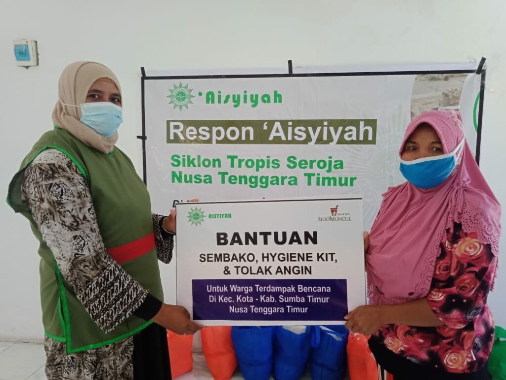 Aisyiyah bersama PT Sido Muncul melakukan aksi kemanusiaan dengan memberikan bantuan untuk warga terdampak bencana badai angin siklon seroja di Kelurahan Kambajawa, Waingapu, Sumba Timur, NTT. (Helda/PWMU.CO)