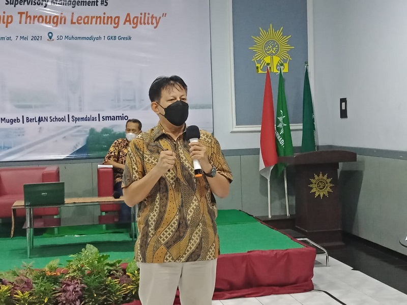 Lima ciri pemimpin disampaikan Nanang Sutedja SE MM dalam kegiatan Supervisory Management #5 yang mengangkat tema Leadership Through Learning Agility, Jumat (7/5/21).