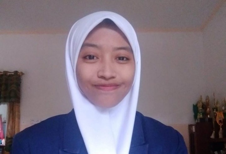 Rizma An Nazira, si yatim dengan segudang prestasi. Dia merupakan siswa MTs Muhammadiyah 06 (Matsmunam) Banyutengah, Kecamatan Panceng, Kabupaten Gresik.