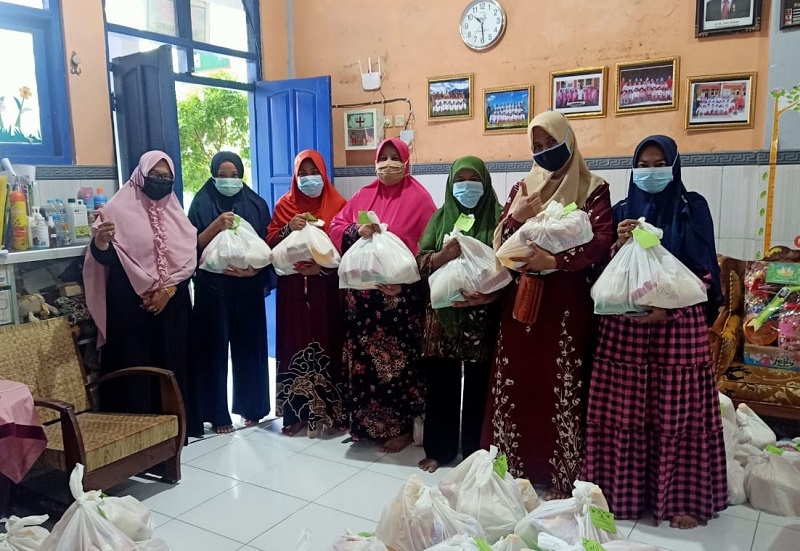 SD Mutu Dukun Gresik membagikan 130 paket sembako untuk anak piatu dan yatim piatu dalam rangkaian kegiatan Pondok Ramadhan 1442 H, Rabu (5/5/21).