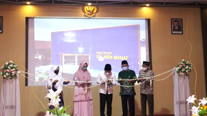 Muhammadiyah Lumajang resmikan gedung KH Abdi Manaf. Gedung yang berdiri di Kompleks SMK Muhammadiyah Lumajang ini diresmikan pada Sabtu (26/6/2021).
