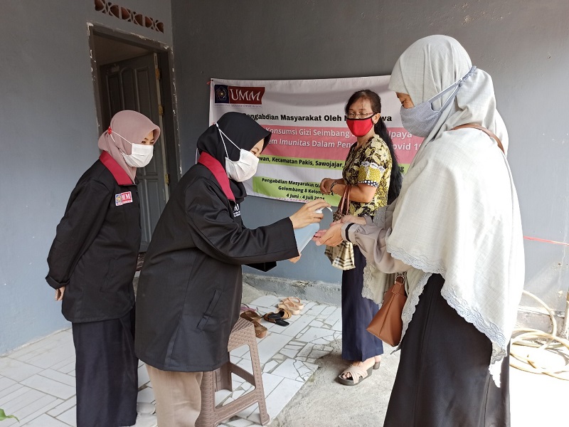 Mahasiswa UMM mengedukasi pola konsumsi gizi seimbang untuk meningkatkan sistem imunitas tubuh pada warga Perumahan Griya Amorf, Kecamatan Pakis, Kelurahan Mangliawan, Kabupaten Malang, Kamis (10/6/21).