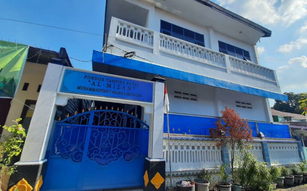Santri Membludak, Al-Mizan izin kepada PCM Lamongan untuk memfungsikan gedung yang bertahun-tahun mangkrak di samping Alun-Alun Lamongan (Alfain Jalaluddin Ramadlan/PWMU.CO)