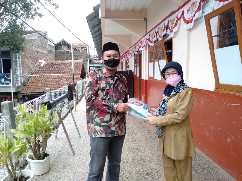 PDPM Kota Bandung membagikan makanan pokok dan minuman kepada guru honorer, ojek online (ojol), dan pedagang keliling, Senin (9/8/21)