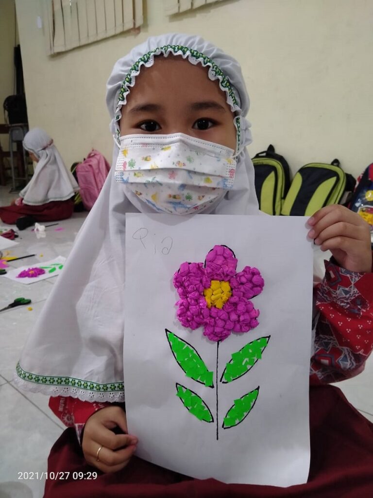 Asyiknya berkolase dari kertas krep siswa kelas I SD Muhammadiyah 1 Giri (Muri) Kebomas Gresik dalam kegiatan Guest Teacher bertema Membuat Kreasi Kolase dari Kertas Krep, Rabu (27/10/21).