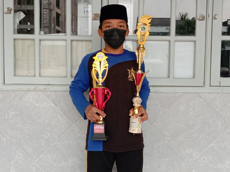 Siswa Matsmunam Banyutengah Panceng Gresik meraih medali perak dalam Pekan Olah Raga dan Seni (Porseni) 2021 cabang bulu tangkis tingkat kecamatan dan se-Kawedanan, Senin (25/9/21).