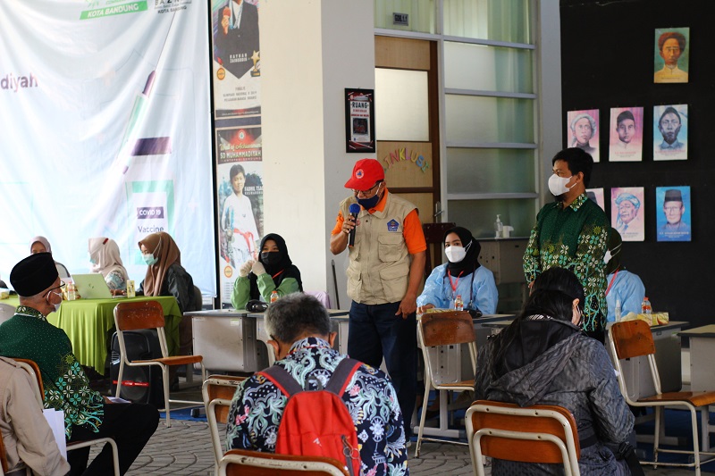 MCCC Kota Bandung melakukan vaksinasi massal bertempat di Komplek Perguruan Muhammadiyah Jalan Kadipaten Raya No 4-6 Kota Bandung, Ahad (10/10/21).
