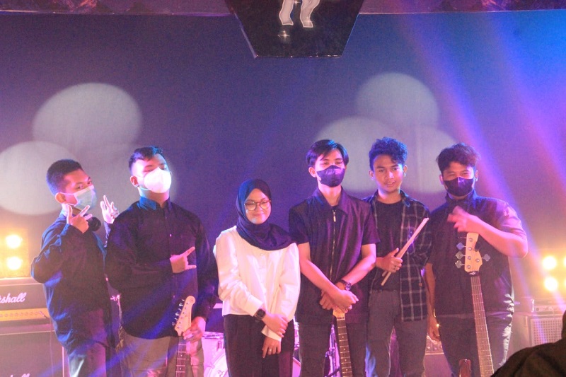 ExtoS Band Smamita menjadi finalis Band Liberty 2k21 yang diselenggarakan di SMA Negeri 15 Surabaya, Jumat (21/11/21).