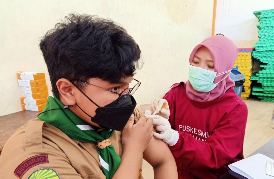 Vaksinasi kedua di Smamita yang digelar oleh Puskesmas Taman mendapat apresiasi siswa sekolah swasta lain saat mengikuti kegiatan tersebut.