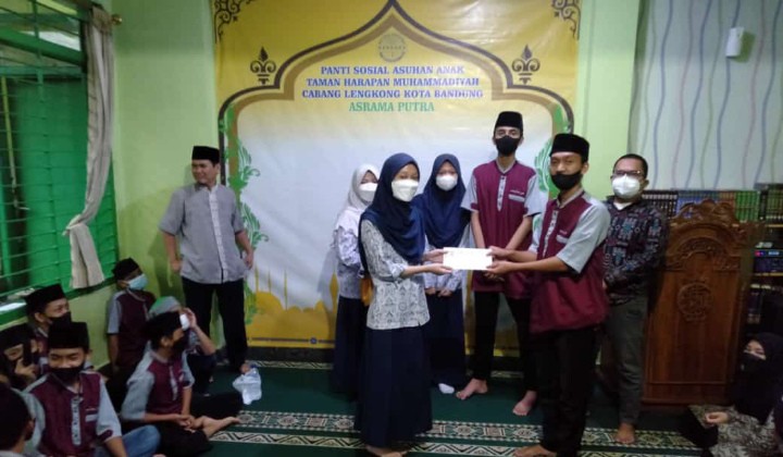 IPM SMPM 8 Bandung rayakan Milad Muhammadiyah ke-109 dengan baksos ke Panti Asuhan Taman Harapan di Lengkong Kota Bandung, Jumat (26/11/2021).