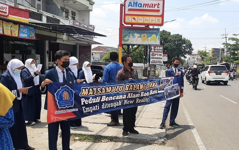 Aksi galang dana untuk korban banjir Batu Malang Raya dilakukan siswa MTs Muhammadiyah 1 (Matsamutu) Malang, Selasa (9/11/21).