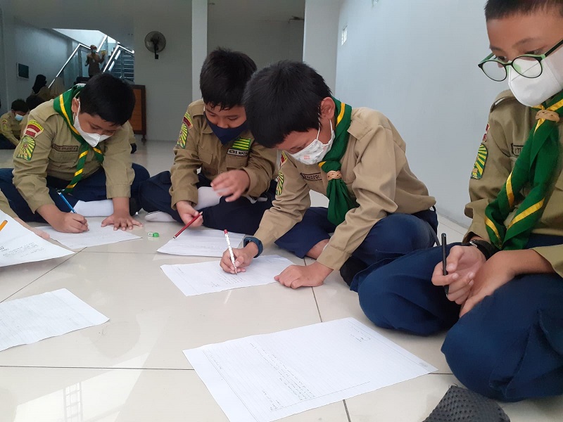 Siswa SD Mugeb menandatangani komitmen optimis menghadapi Covid-19 dan menulis 1009 surat untuk Ketua Umum Pimpinan Pusat Muhammadiyah Prof Dr Haedar Nashir MSi, Kamis (18/11/21).