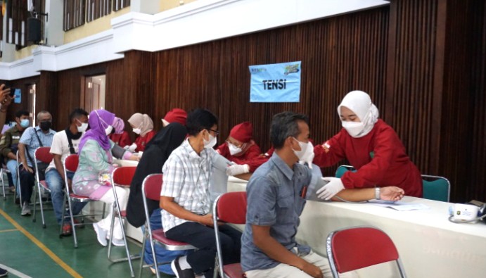 Vaksinasi SMA Muhi Yogyakarta diikuti lebih dari 1000 peserta. Kegiatan dilaksanakan di Ghra As-Sakinah SMA Muhammadiyah 1 (Muhi) Yogyakarta, Kamis (4/11/2021).