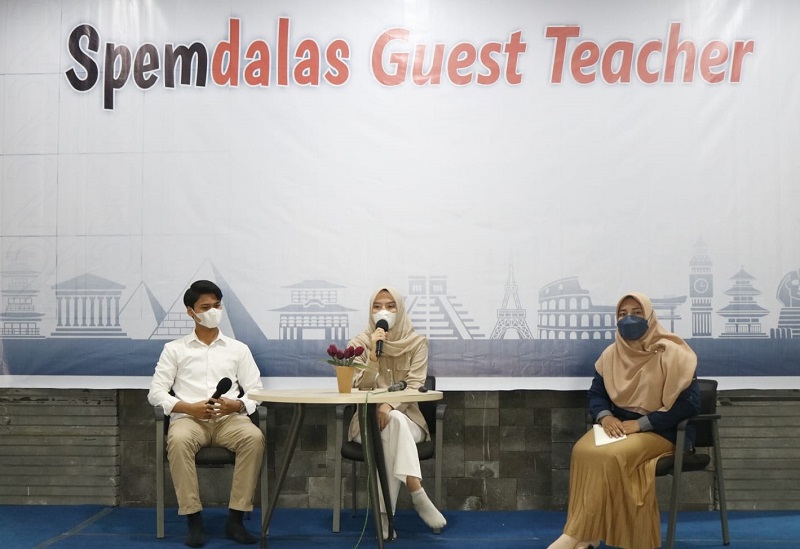 Cak Yuk Gresik Hadir di Spemdalas dalam acara Guest Teacher dengan tema Bijak Dalam Bermedia Sosial, Senin (20/12/21)
