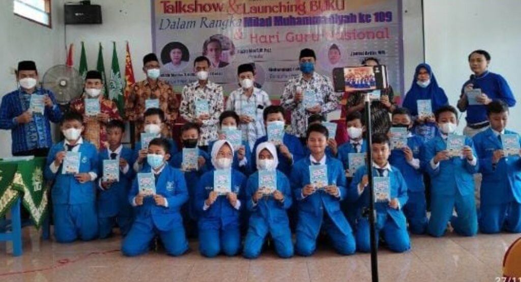 MI Muhammadiyah 7 Kenep, Balen, Bojonegoro Rayakan Milad Muhammadiyah dan Hari Guru dengan Launching Buku (Agus Santoso/PWMU.CO)