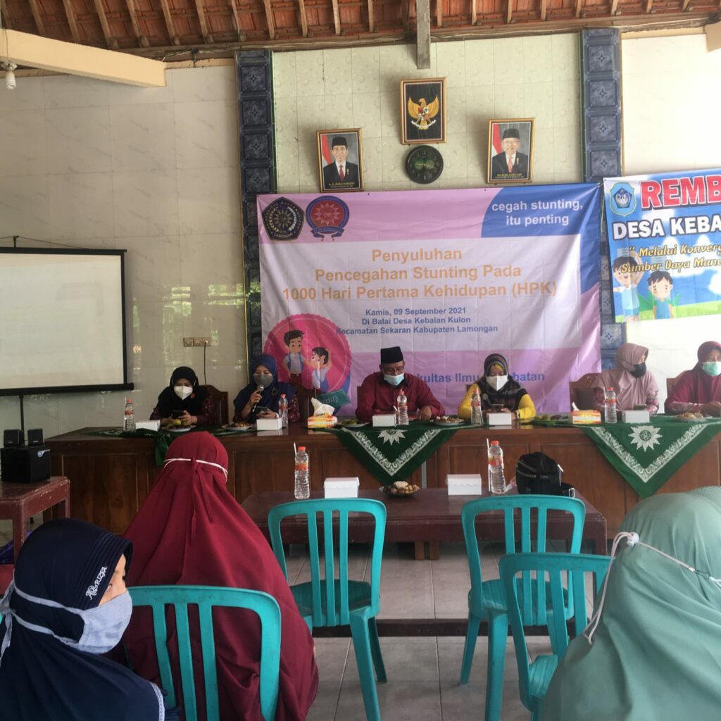 Prodi Kebidanan Umla memberikan penyuluhan pencegahan stunting (Ratih Indah Kartika Sari/PWMU.CO)