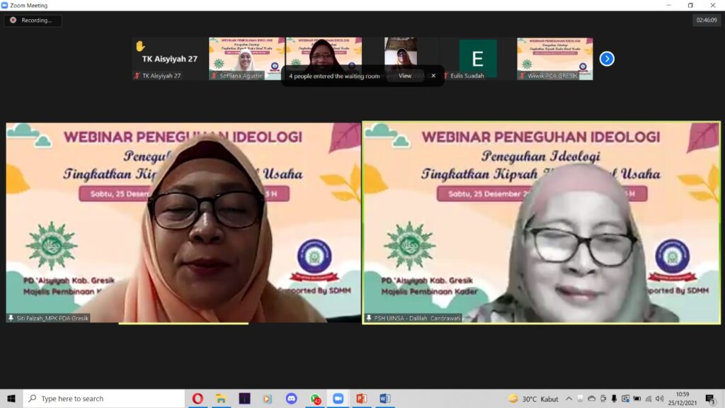 Ketua PWA Jatim Dra Hj Siti Dalillah Candrawati MAg (kanan), saat menyampaikan Materi dalam acara Webinar Peneguhan Ideologi MPK PDA Gresik (Lilik/PWMU.CO)