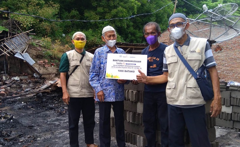 Rumah terbakar, Jusin terima bantuan 1000 batako dari Lazismu Situbondo. Penyerahan bantuan dilaksanakan, Sabtu (4/12/21).