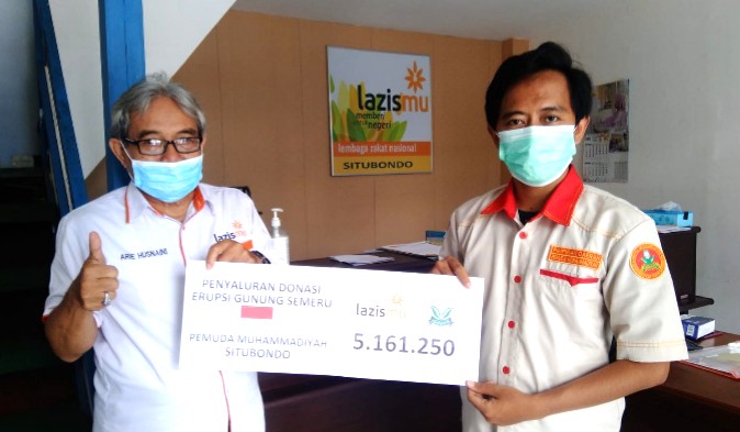 Pemuda Muhammadiyah Situbondo serahkan donasi untuk warga terdampak Aliran Pijar Guguran (APG) Gunung Semeru Lumajang ke Lazismu Situbondo.
