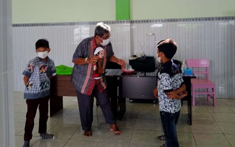 Si Rokky mengajarkan cara kebiasaan Islami siswa SD Alam Muhammadiyah (Almadany) Kedanyang Kebomas Gresik, Senin-Kamis (20-23/12/21).