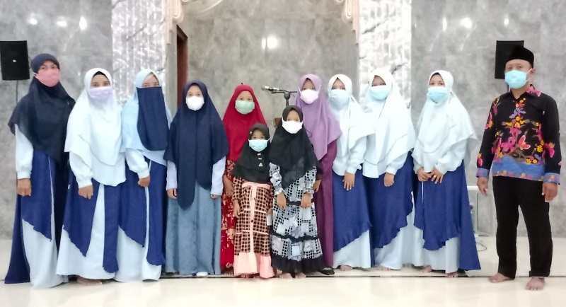 Siswa SDM Benjeng Gresik melakukan pidato 4 bahasa dalam kegiatan Rihlah Dakwah part 2 di Masjid Nurul Jannah Jogodalu, Sabtu (4/12/21).