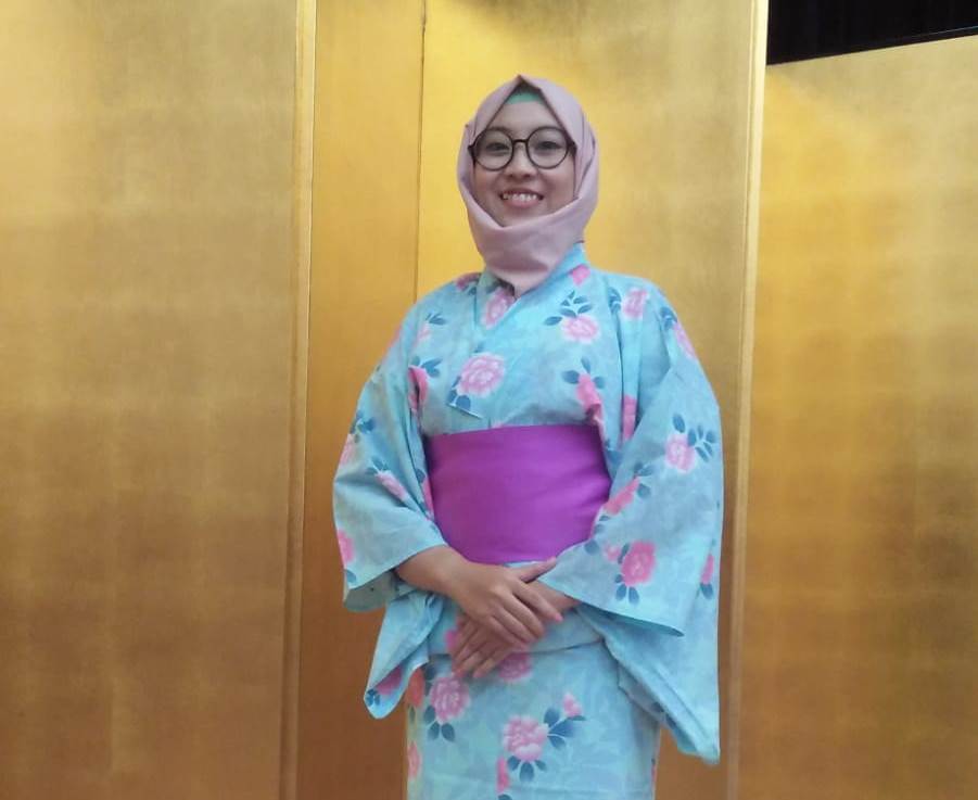 Guru Smamda Naily Fitriani mengajar di RRI. Guru Bahasa Jepang SMA Muhammadiyah 2 Sidoarjo (Smamda) tersebut mengajar selama sejam.
