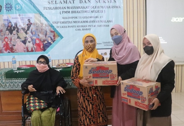 Bertabur sponsor, kegiatan Pengabdian Masyarakat oleh Mahasiswa (PMM) UMM Kelompok 51 di Panti Asuhan Putri Aisyiyah Babat.