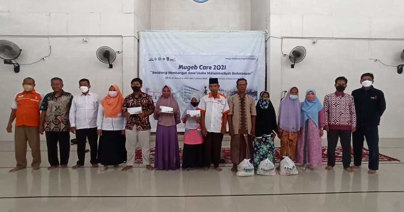 Mugeb Care menggelar Bakti Sosial (baksos) ke Warga di Desa Golokan Kecamatan Sidayu Kabupaten Gresik sebagai penutup rangkaian acara, Sabtu (1/1/22).