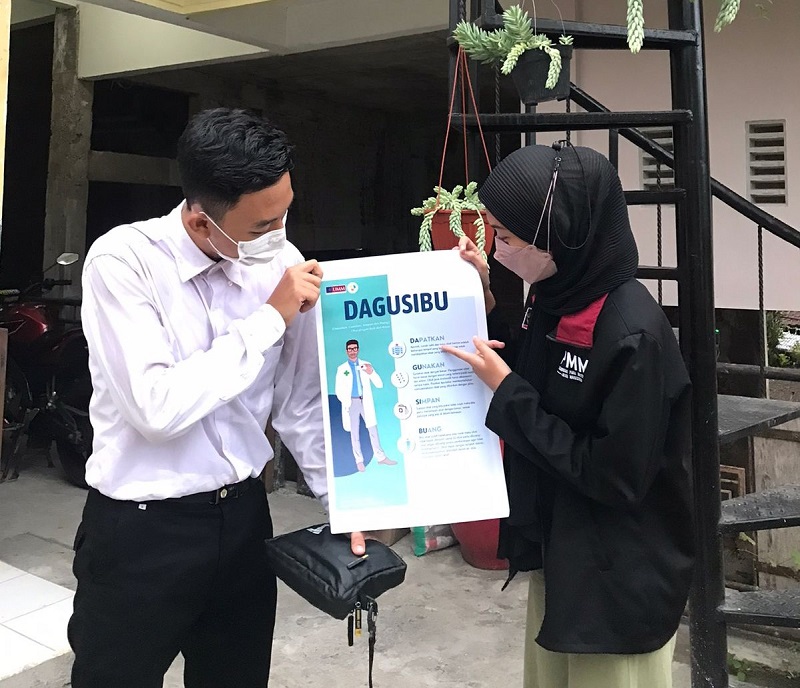Hindari penyalagunaan obat, mahasiswa Universitas Muhammadiyah Malang (UMM) sosialisasi Dapat, Gunakan, Simpan, dan Buang (Dagusibu), Selasa (11/1/22).