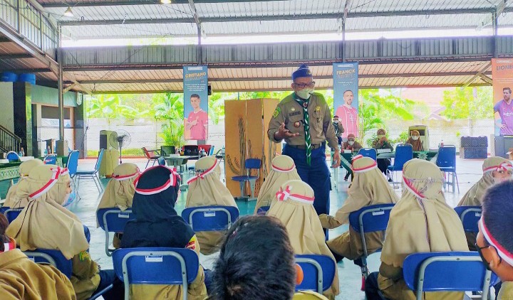 Ketua HW Jatim cairkan suasana vaksinasi Covid-19 dosis kedua di SD Muhammadiyah 1 GKB (SD Mugeb) Kamis (13/1/22).