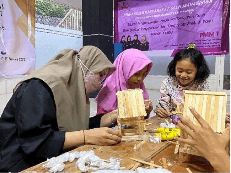 Latih jiwa kreatif lewat membuat kerajinan dari stick es krim dilakukan PMM Kelompok 1 Gelombang 18 Universitas Muhammadiyah Malang (UMM), Ahad (26/12/21).