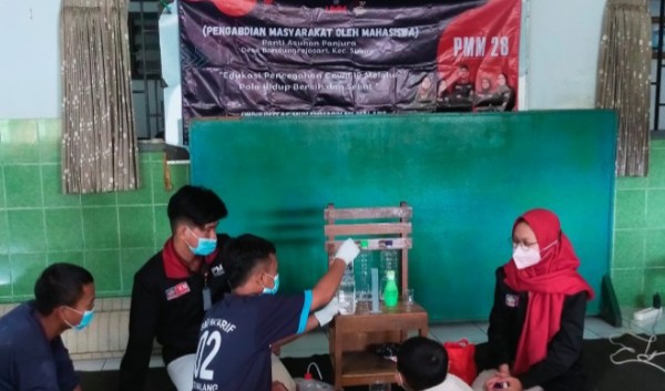 PMM UMM edukasi Covid-19 dan ajari buat hand sanitizer santri Panti Asuhan Panjura serta masyarakat Kelurahan Bandungrejosari, Kota Malang pada Ahad (5/12/2021).