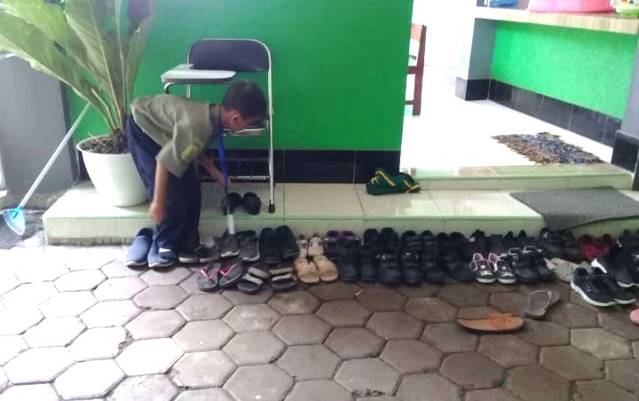 Rajin menata sepatu, siswa SD Muhammadiyah 1 Tanggul (Muhita) Kabupaten Jember ini didoakan jadi pemimpin negara.