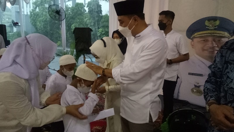 Wali Kota Surabaya mengajak Panti Asuhan Muhammadiyah untuk melakukan doa bersama dalam rangkah menyambut tahun baru masehi 2022 di halaman Balai Kota Surabaya, Kamis (30/12/21). 