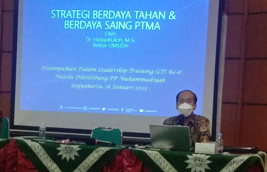 Strategi Umsida agar tetap unggul dan berdaya saing dipaparkan Dr Hidayatulloh MSi dalam Leadership Training (LT) ke-6 di Yogyakarta.
