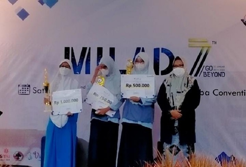 Siswa Spemdalas berhasil menjadi juara News Reading Tingkat Provinsi yang diselenggarakan SMA Muhammadiyah 10 (Smamio) GKB Gresik, Sabtu (22/1/22).