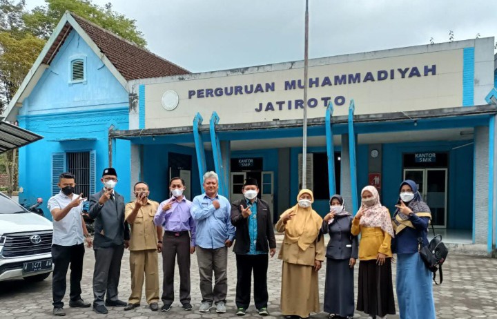 Guru juga salah jika sekolahnya tak berkembang. Hal itu diungkapkan oleh Ketua Foskam SMP-MTs Jawa Timur Imam Sapari.