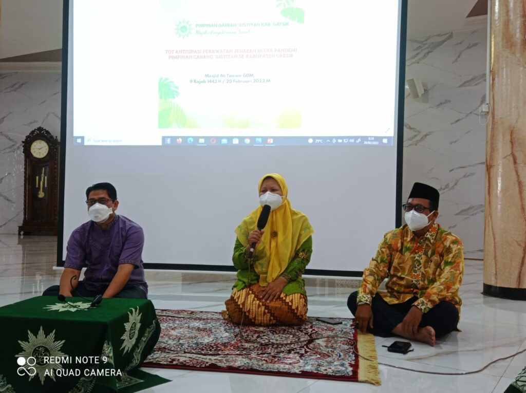 Ketua PDA Gresik, Idha Rahayuningsih, M. Psi membuka acara pelatihan TOT Antipasi Perawatan Jenazah di Era Pandemi (Siti Mariyanti/PWMU.CO)