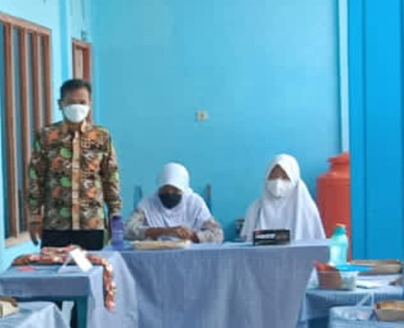Siswa MIM 7 Kenep Balen Bojonegoro melaksanakan bazar makanan dalam rangka praktik mata pelajaran fikih, Rabu (16/2/22).