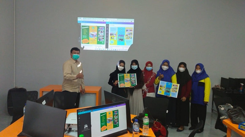  KB TK ABA PCA Se-Simokerto Surabaya mengikuti Pelatihan Desain Grafis yang diadakan di Gedung Ekonomi Kreatif SMK Muhammadiyah 1 Surabaya, Sabtu (5/2/22).